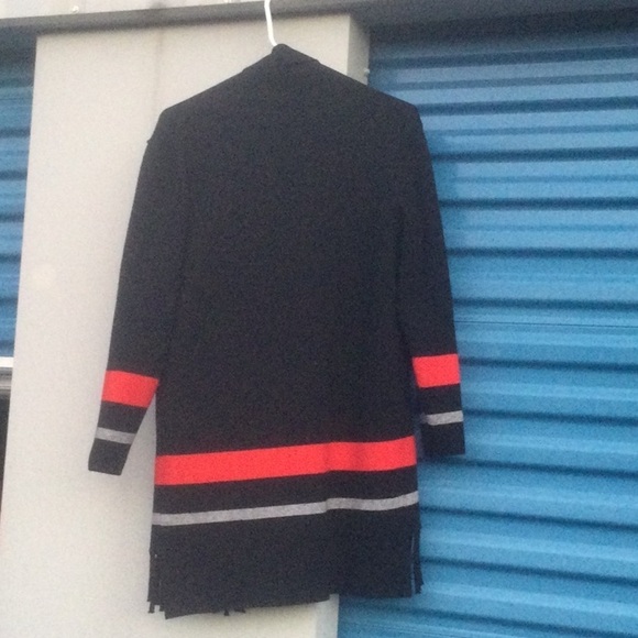 Thick Knit 🧶 Black Cardigan w/ a red& gray stripe fringe in front & 2 pockets - Picture 5 of 8